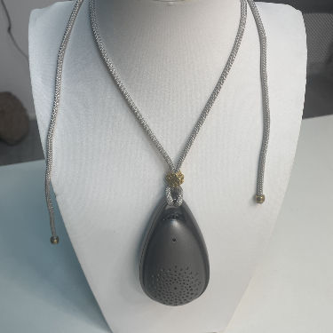 جهاز تنقية هواء خفيف الوزن يمكن ارتداؤه مع عمر خدمة 3-5 سنوات، وعمر بطارية 21 ساعة، ووزن إجمالي 74 جرامًا